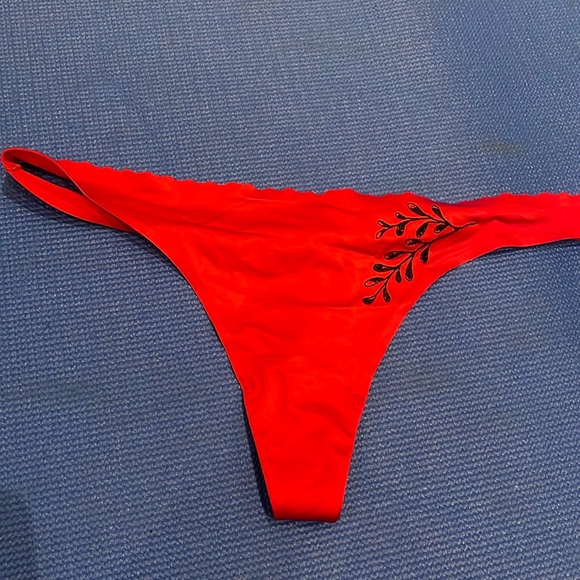 La SENZA Other - BNWT La Senza low rise beaded invisible thong panty 👵MT